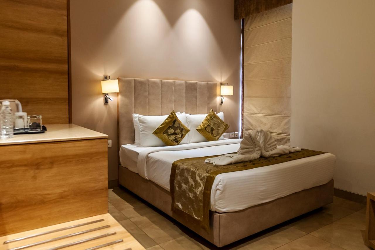 Celebrant Hotel Varanasi Ngoại thất bức ảnh